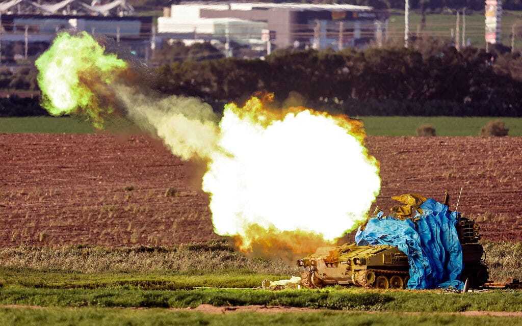 כוח של צה"ל, הפועל בדרום הארץ, תוקף את רצועת עזה בירי ארטילרי, 31 בינואר 2024 (צילום: JACK GUEZ / AFP) כוח של צה"ל, הפועל בדרום הארץ, תוקף את רצועת עזה בירי ארטילרי, 31 בינואר 2024 (צילום: JACK GUEZ / AFP)