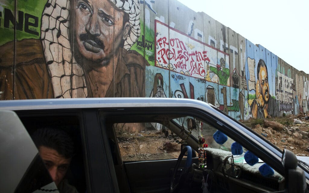 ציורי גרפיטי של יאסר ערפאת ושל מרואן ברגותי על חומת ההפרדה (צילום: AP Photo/Maya Hitij)