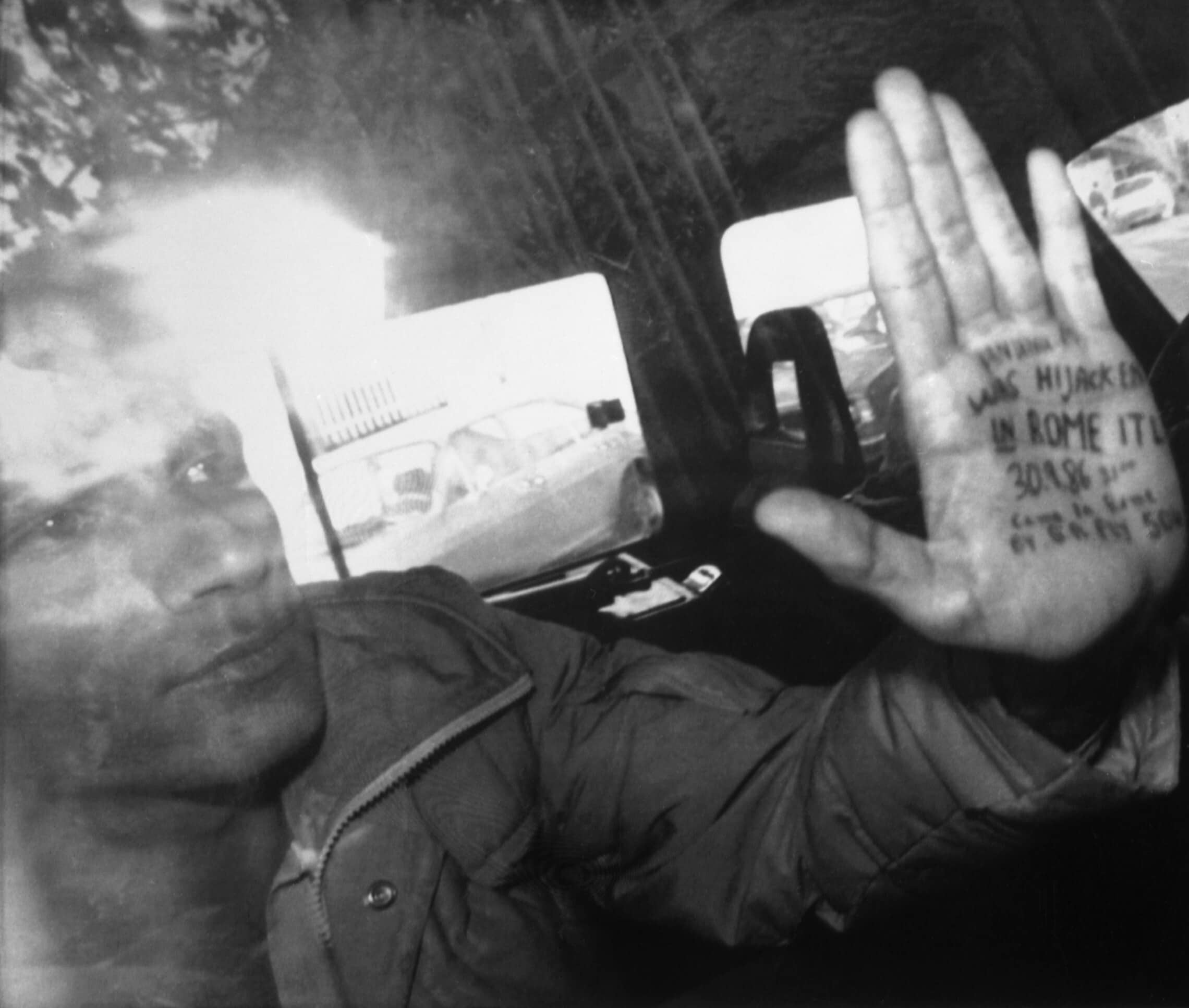 &quot;נחטפתי מרומא&quot;: מרדכי ואנונו מצמיד את ידו לשמשת רכב המשטרה בדרכו לבית המשפט בירושלים, 22 בדצמבר 1987 (צילום: AP)