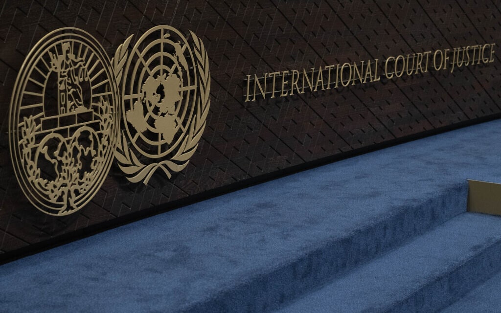 הלוגו של בית הדין הבינלאומי לצדק לצד הלוגו של האו"ם (צילום: AP Photo/Peter Dejong)