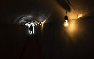 מיצג מנהרת חמאס בישראל (צילום: AP Photo/Leo Correa) מיצג מנהרת חמאס בישראל (צילום: AP Photo/Leo Correa)
