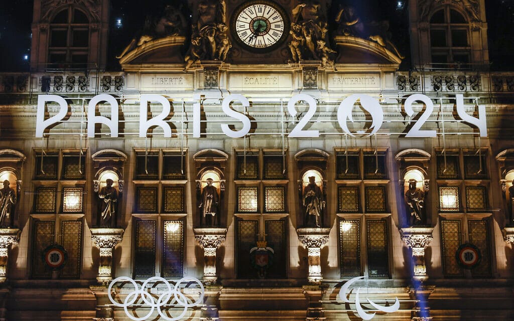 בניין העירייה בפריז חושף את הקישוטים החדשים שלו לקראת האולימפיאדה שתערך בעיר בקיץ, 28 בנובמבר 2023 (צילום: AP Photo/Thomas Padilla)