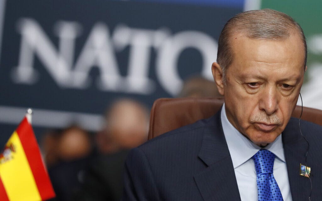נשיא טורקיה רג&#039;פ טאיפ ארדואן בפסגת נאט&quot;ו שנערכה בוילנה, 11 ביולי 2023 (צילום: AP Photo/Mindaugas Kulbis)