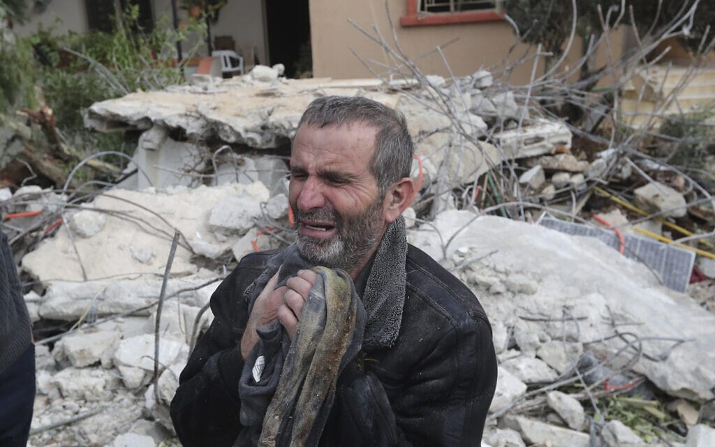 תושב דרום לבנון מגיב למראות ההרס של ביתו בבינת ג&#039;בל אחרי הפגזות חיל האוויר הישראלי. 26 בדצמבר 2023 (צילום: AP Photo/Mohammed Zaatari)