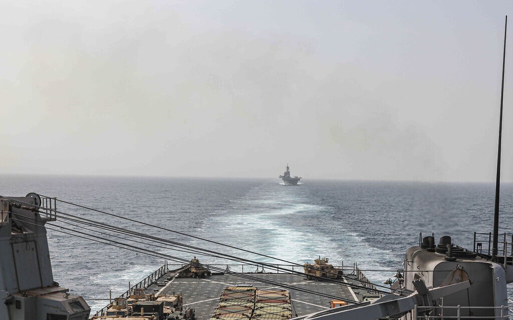 ספינות אמריקאיות חוצות את מצר באב אל־מנדב, 9 באוגוסט 2023 (צילום: Mass Communications Spc. 2nd Class Moises Sandoval/U.S. Navy via AP)