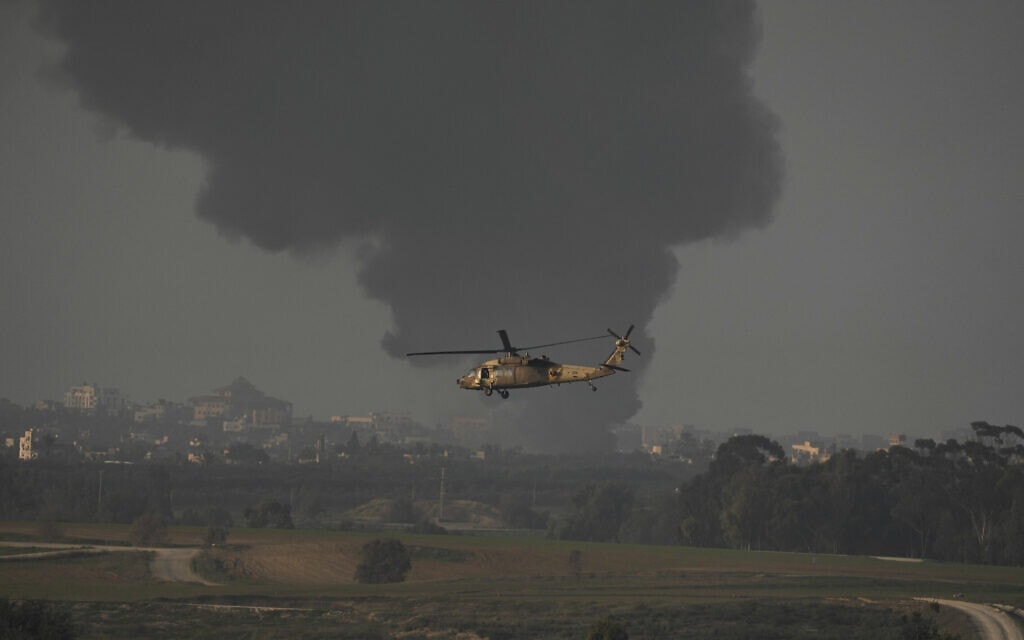 מסוק צבאי ישראלי בגבול שבין ישראל לרצועת עזה, 1 בינואר 2024 (צילום: AP Photo/Leo Correa) מסוק צבאי ישראלי בגבול שבין ישראל לרצועת עזה, 1 בינואר 2024 (צילום: AP Photo/Leo Correa)