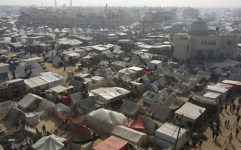 אוהלים באזור אל-מאווסי שבהם מתגוררים עקורים פלסטיניים, 1 בינואר 2024 (צילום: AP Photo/Hatem Ali)