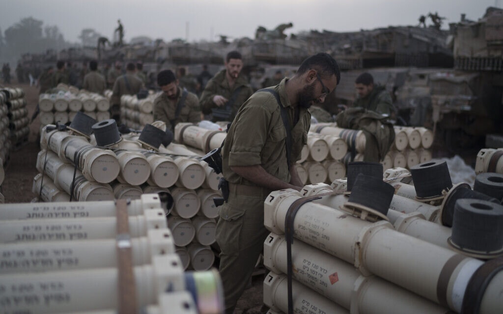 חיילי חיל התותחנים מאחסנים פגזי טנקים בדרום הארץ, בקרבת הגבול בין ישראל לרצועת עזה, 1 בינואר 2024 (צילום: AP Photo/Leo Correa)