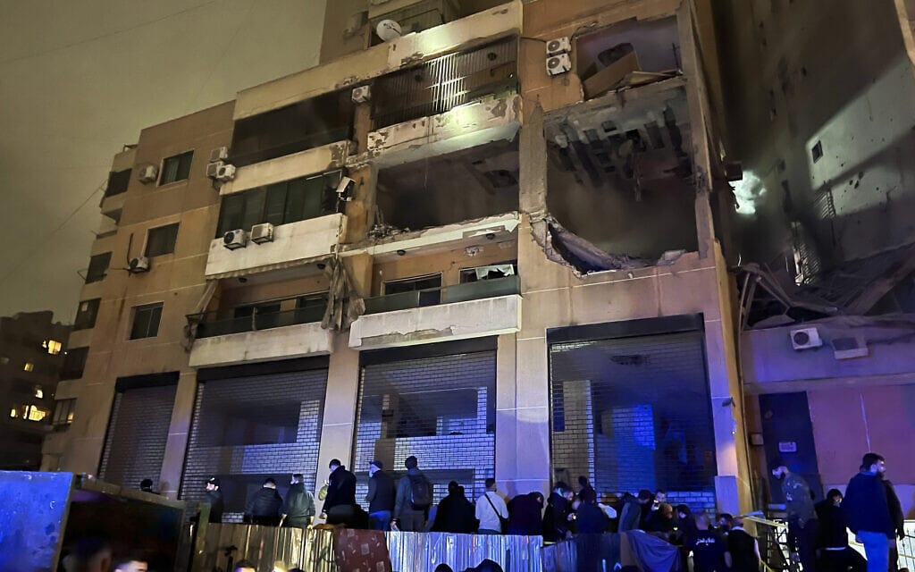 זירת הפיצוץ בדרום ביירות בו חוסל בכיר חמאס סאלח אל-עארורי, 2 בינואר 2024 (צילום: AP Photo/Hussein Malla)