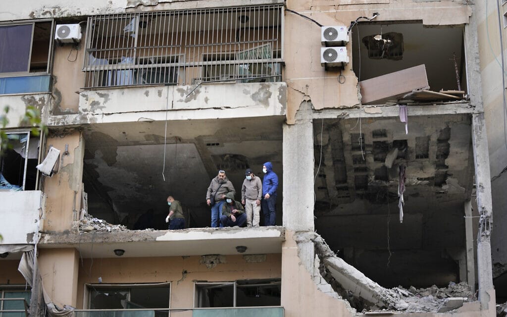 הדירה שבה חוסל בכיר חמאס סלאח אל-עארורי ברובע הדאחייה בדרום ביירות, לבנון, ב-2 בינואר 2024 (צילום: AP Photo/Hussein Malla)