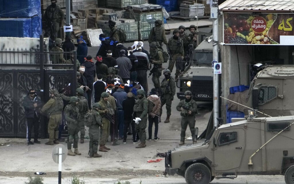 פלסטינים שנעצרו על ידי כוחות צה"ל במחנה הפליטים נור א-שמס, 3 בינואר 2024 (צילום: AP Photo/Majdi Mohammed)