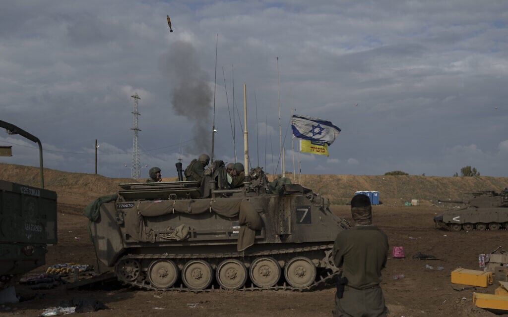 חיילי צה"ל יורים במרגמה מדרום ישראל אל רצועת עזה. 3 בינואר 2024 (צילום: AP Photo/Leo Correa)