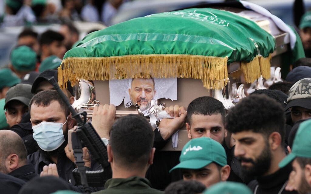 הלווייתו של בכיר חמאס סאלח אל-עארורי בביירות, לבנון, 4 בינואר 2024 (צילום: AP Photo/Hussein Malla)