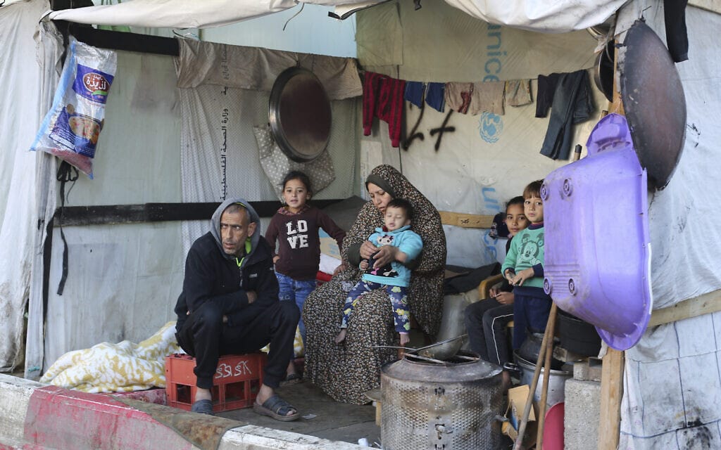 עקורים פלסטינים במגורים ארעיים ברפיח, 6 בינואר 2024 (צילום: AP Photo/Hatem Ali)