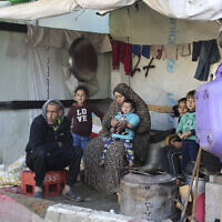 עקורים פלסטינים במגורים ארעיים ברפיח, 6 בינואר 2024