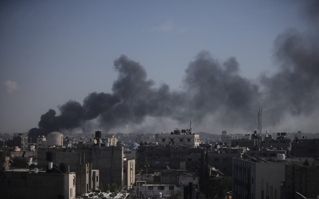 עשן מיתמר אחרי תקיפה ישראלית בחאן יונס, 6 בינואר 2024 (צילום: AP Photo/Mohammed Dahman)