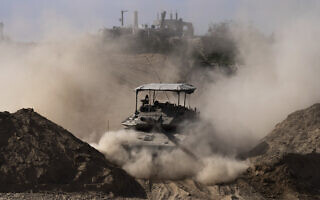 טנק של צה"ל בחאן יונס, 11 בינואר 2024 (צילום: AP Photo/Ohad Zwigenberg) טנק של צה"ל בחאן יונס, 11 בינואר 2024 (צילום: AP Photo/Ohad Zwigenberg)