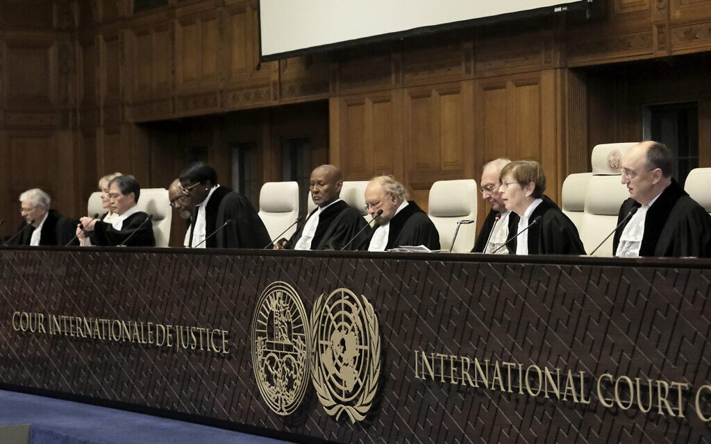 שופטי בית הדין הבינלאומי לצדק בהאג בפתח הדיון בעתירה של דרום אפריקה נגד ישראל, 11 בינואר 2024 (צילום: AP Photo/Patrick Post)