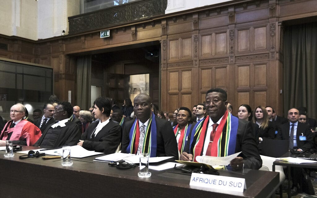 נציגי דרום אפריקה בבית הדין הבינלאומי לצדק בהאג, במהלך היום ראשון בדיון בעתירת דרום אפריקה נגד ישראל, 11 בינואר 2024 (צילום: AP Photo/Patrick Post)