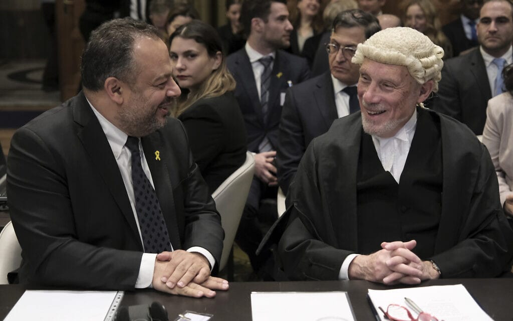 הפרקליט הבריטי מלקולם שו והיועץ המשפטי של משרד החוץ טל בקר בבית הדין הבינלאומי לצדק בהאג, 12 בינואר 2024 (צילום: AP Photo/Patrick Post)