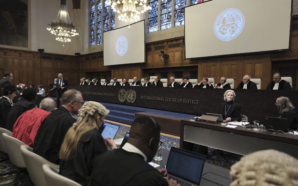 שופטי בית הדין הבינלאומי לצדק בהאג בדיון השניה בעתירה של דרום אפריקה נגד ישראל, 12 בינואר 2024 (צילום: AP Photo/Patrick Post)