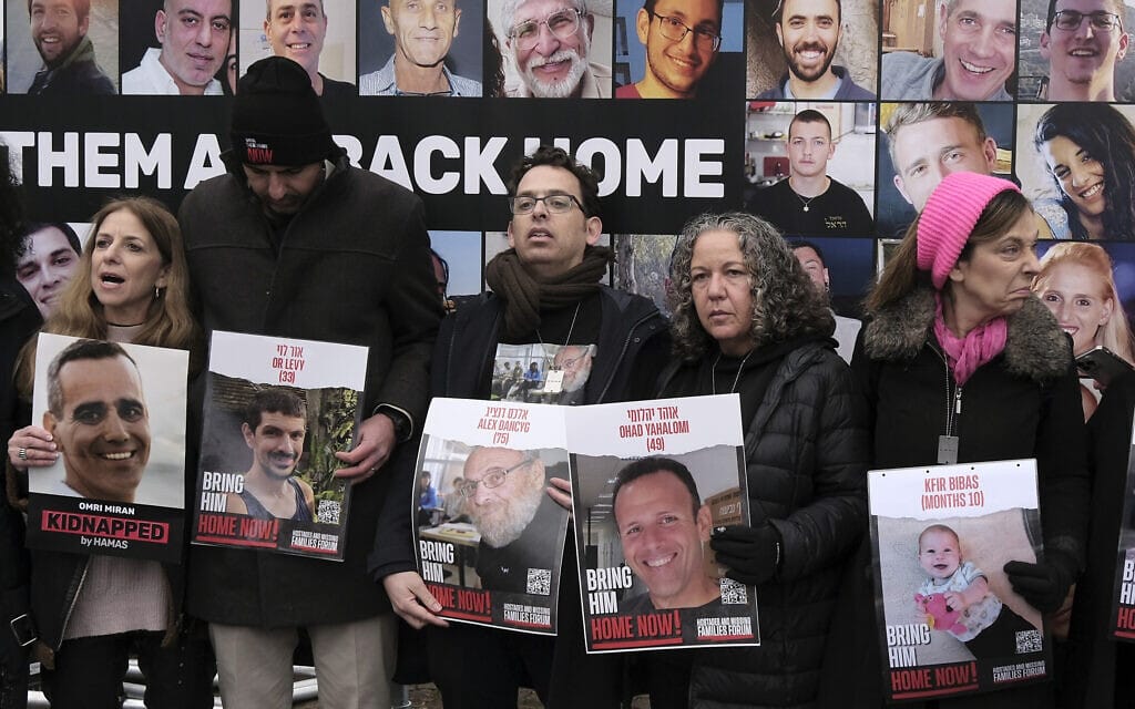 משפחות החטופים המוחזקים בידי חמאס בעזה עומדים מחוץ לבית הדין הבינלאומי לצדק בהאג, 12 בינואר 2024 (צילום: AP Photo/Patrick Post)