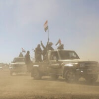חמושים חות'ים מפגינים נגד תקיפות ארה"ב ובריטניה בצנעא, תימן, 14 בינואר 2024