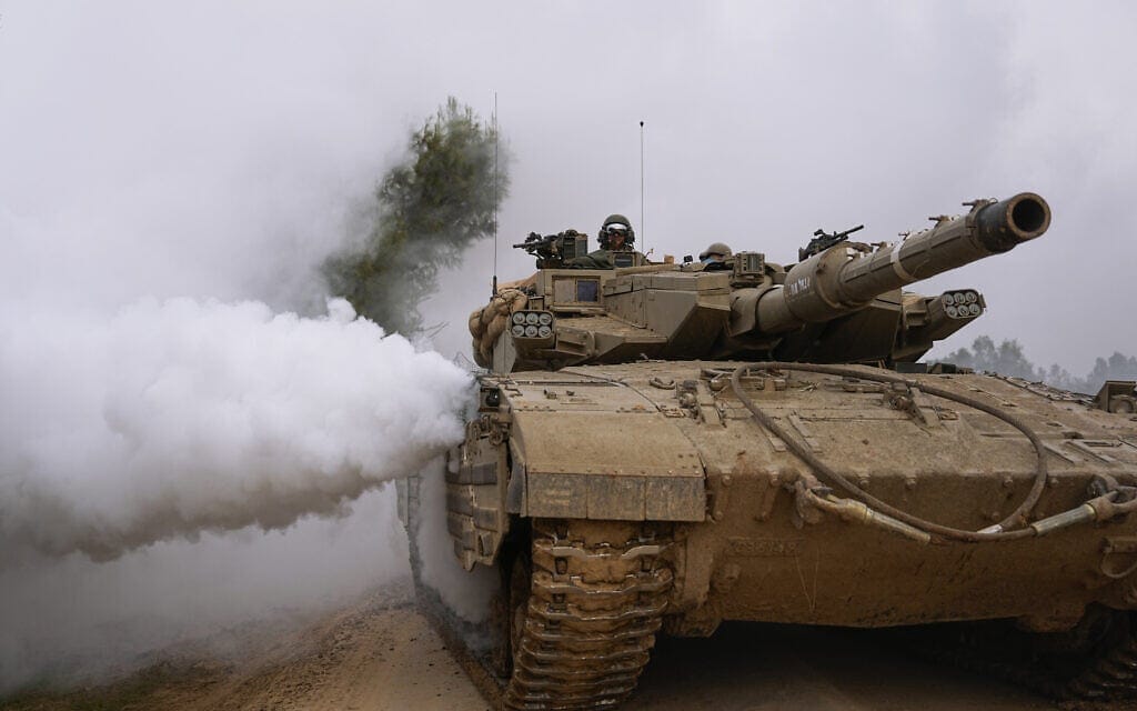 טנק ישראלי מפעיל מיסוך עשן ליד גבול עזה. 17 בינואר 2024 (צילום: AP Photo/Ohad Zwigenberg)