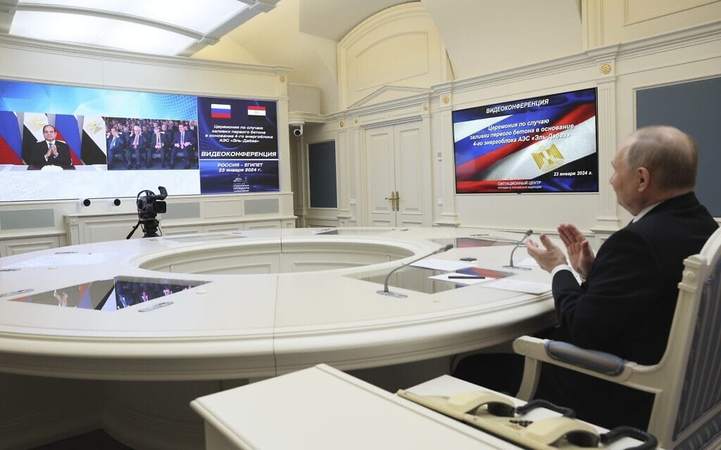 נשיא רוסיה ולדימיר פוטין משוחח עם נשיא מצרים עבד אל־פתאח א־סיסי, 23 בינואר 2024 (צילום: Gavriil Grigorov, Sputnik, Kremlin Pool Photo via AP)