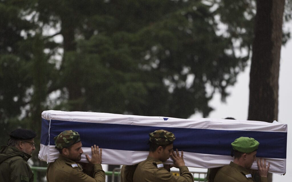 רב סמל במילואים ניקולס ברגר, שנהרג בקרב בדרום רצועת עזה, מובא לקבורה בהר הרצל בירושלים, 24 בינואר 2024 (צילום: AP Photo/Leo Correa)
