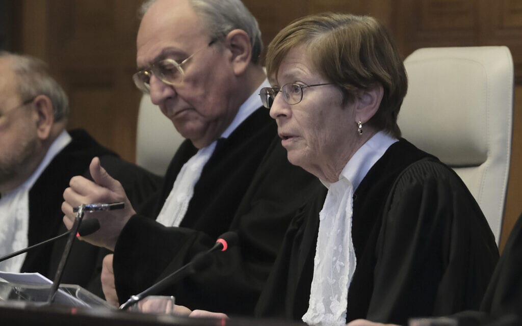 נשיאת בית הדין הבינלאומי לצדק בהא, השופטת האמריקאית ג'ואן דונהיו, מקריאה את החלטת בית הדין בעתירה של דרום אפריקה נגד ישראל, 26 בינואר 2024 (צילום: AP Photo/Patrick Post)