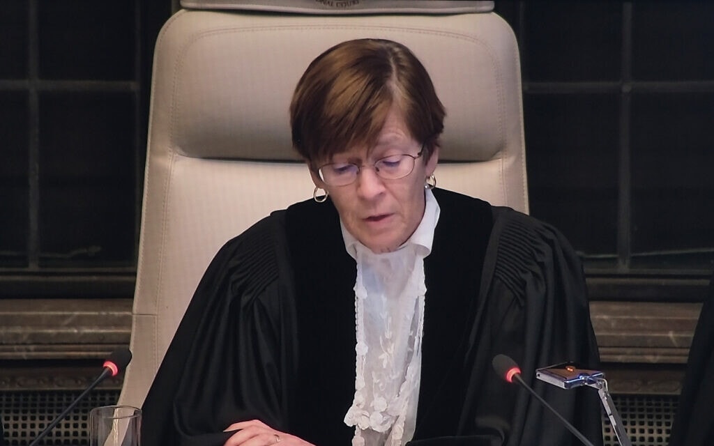 נשיאת בית הדין הבינלאומי לצדק בהא, השופטת האמריקאית ג&#039;ואן דונהיו, מקריאה את החלטת בית הדין בעתירה של דרום אפריקה נגד ישראל, 26 בינואר 2024 (צילום: צילום מסך, ICJ)