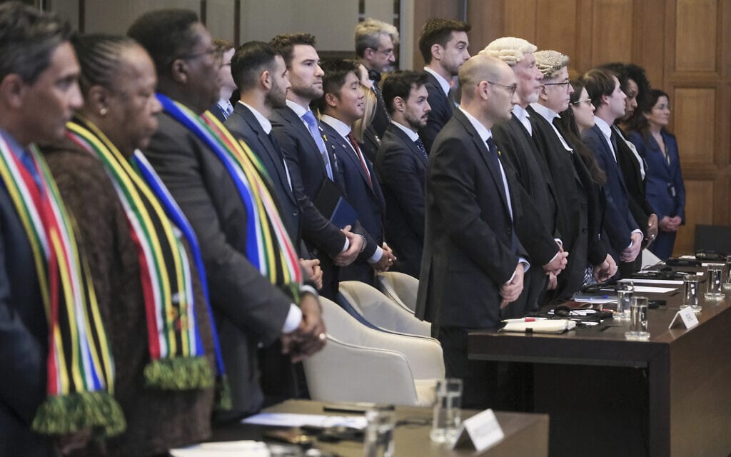אנשי משלחות דרום אפריקה וישראל עומדות במהלך מושב בבית הדין הבינלאומי לצדק בהאג. 26 בינואר 2024 (צילום: AP Photo/Patrick Post)