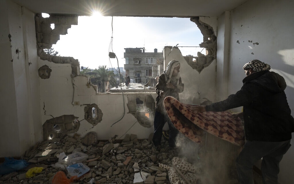 בית ברפיח שנפגע בתקיפה ישראלית, 27 בינואר 2024 (צילום: AP Photo/Fatima Shbair)
