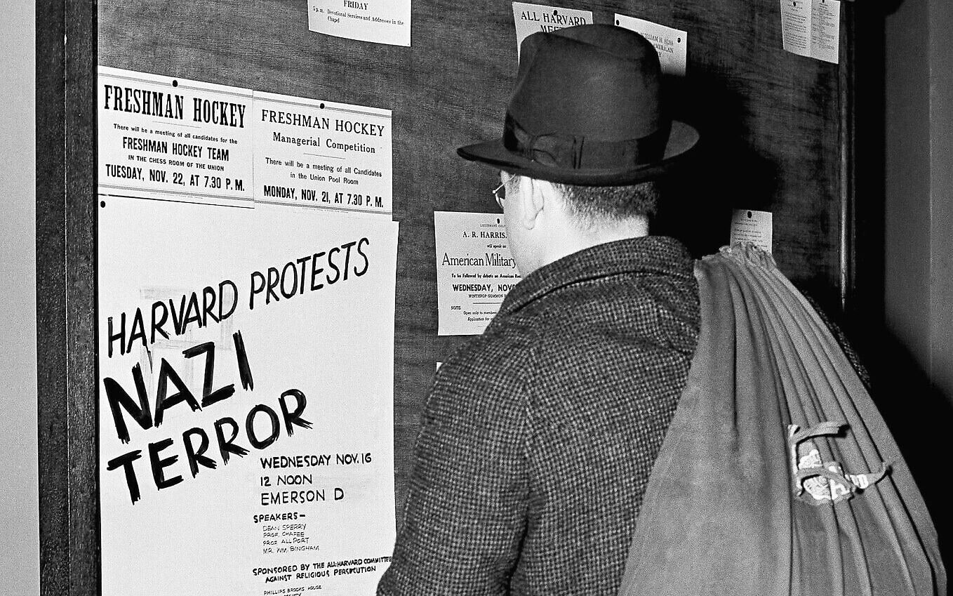 סטודנט קורא מודעה על מפגש באוניברסיטת הרווארד להוקעת הרדיפה הפרועה של יהודים בגרמניה, 16 בנובמבר 1938 (צילום: AP Photo/Fox)