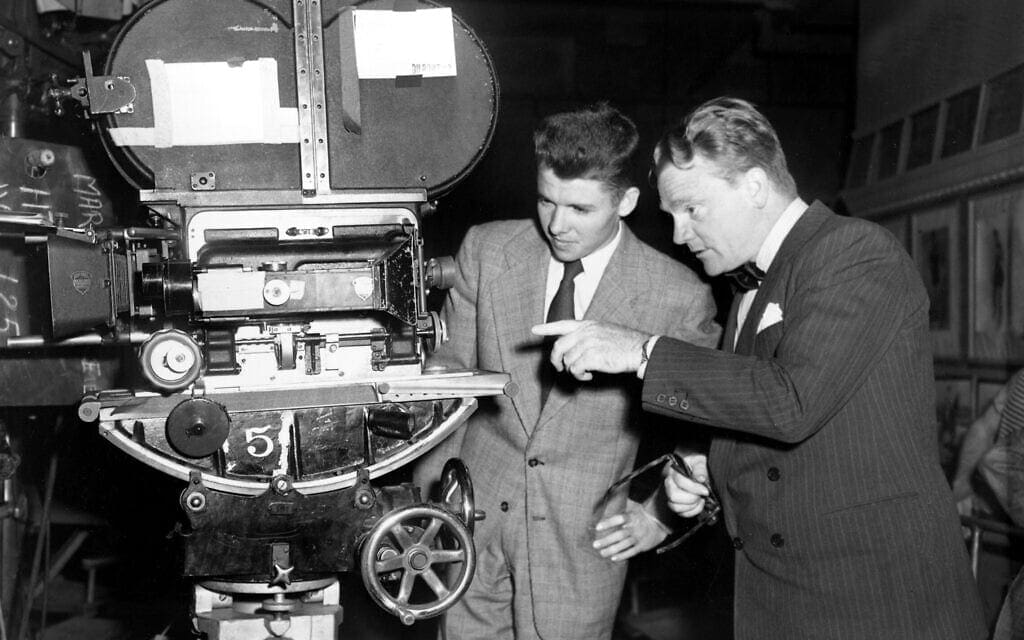 השחקן ג&#039;יימס קאגני משוחח עם אודי מרפי על מצלמת קולנוע, הוליווד, קליפורניה, 25 בספמטבר 1945 (צילום: AP Photo/Ira W. Guldner)