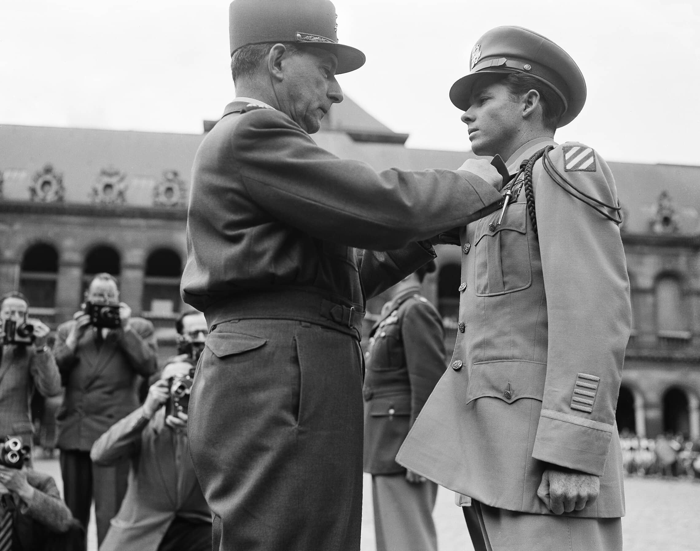 אודי מרפי מקבל את לגיון הכבוד הצרפתי מז&#039;אן דה לאטר דה טסיני, מפקד בכיר בצבא צרפת, פריז, 16 ביולי 1948 (צילום: AP Photo/Levy)