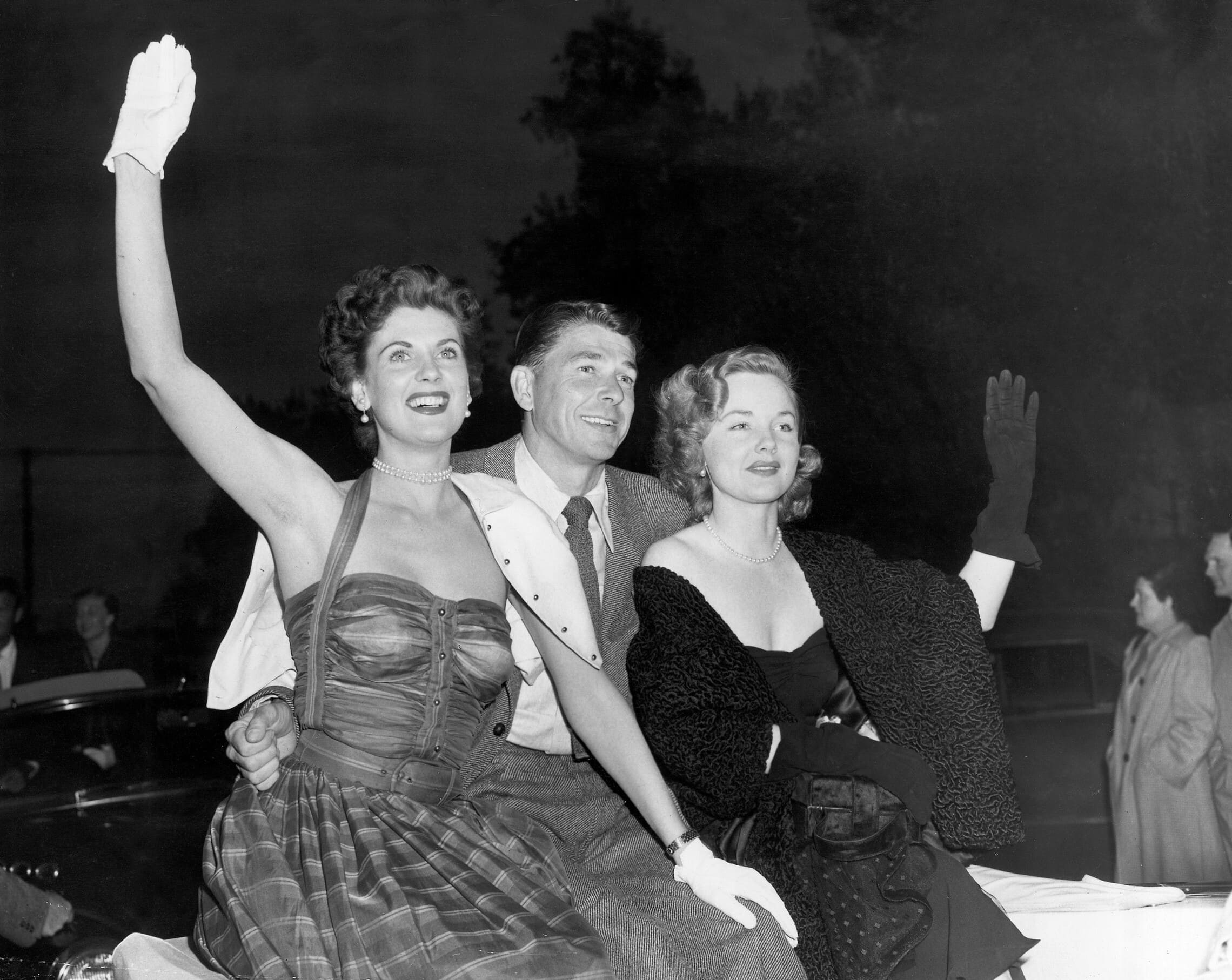 השחקנית ונדה הנדריקס (מימין) לצד רונלד רייגן, קליפורניה, 23 ביוני 1950 (צילום: AP)