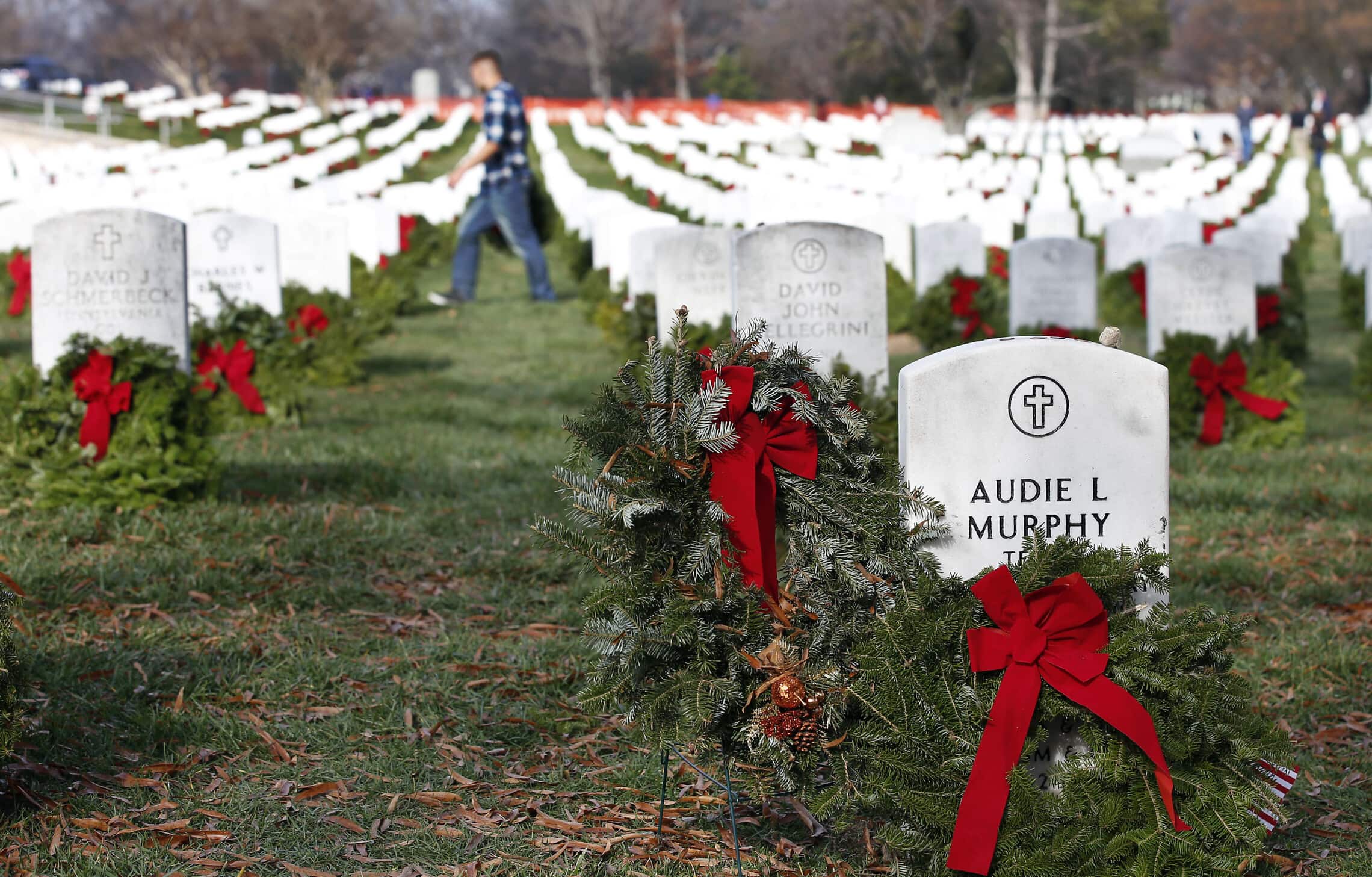 הקבר של אודי מרפי בבית הקברות הלאומי ארלינגטון, 12 בדצמבר 2015 (צילום: AP Photo/Alex Brandon)