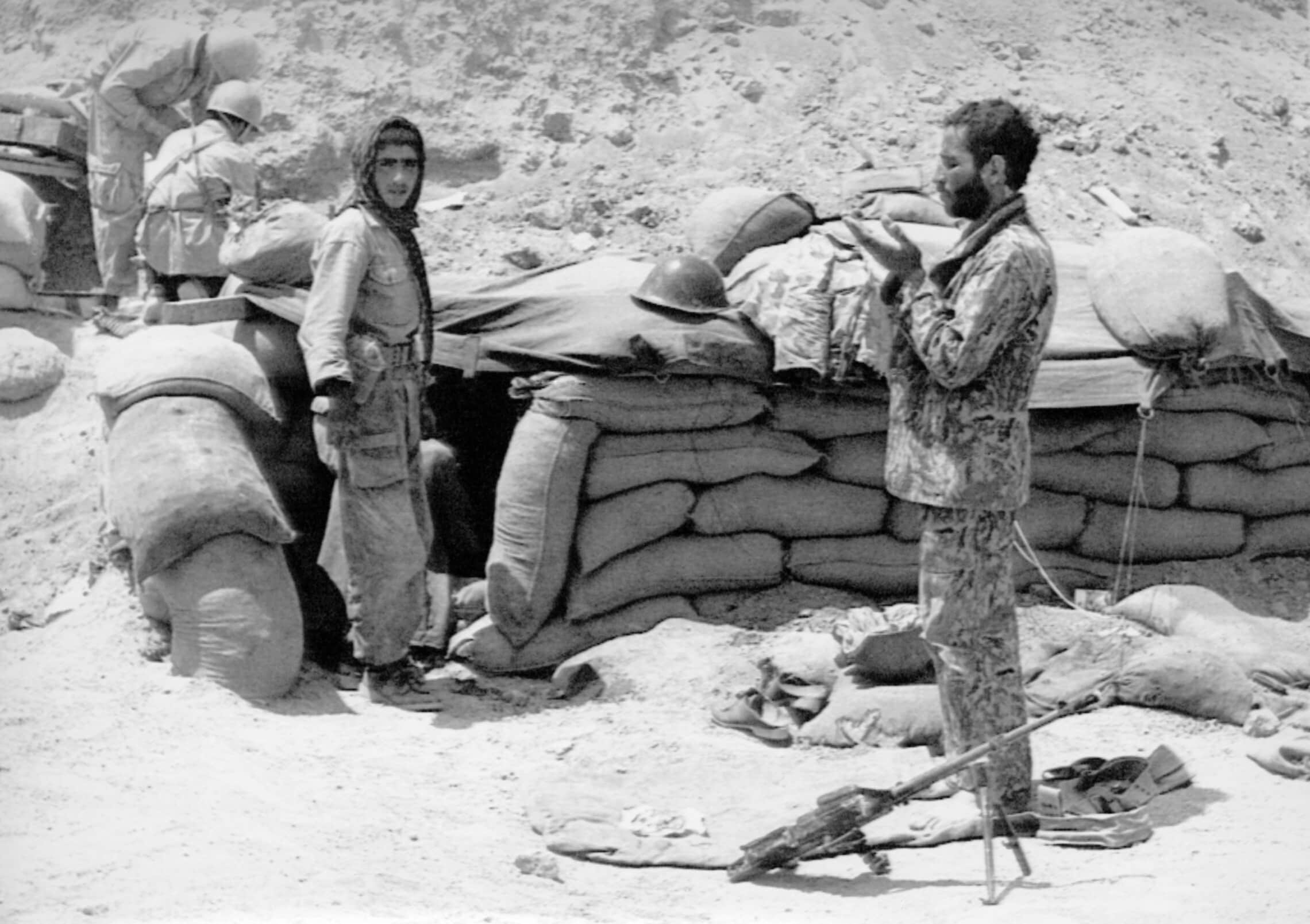לוחם איראני מתפלל בתקופת הרמדאן בעמדה מבוצרת ליד העיר אהוואז, 22 ביולי 1982 (צילום: AP)