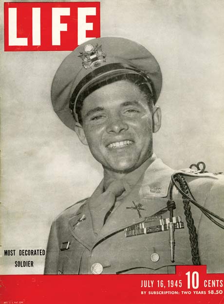 אודי מרפי על שער מגזין LIFE, יולי 1945 (צילום: רשות הציבור)