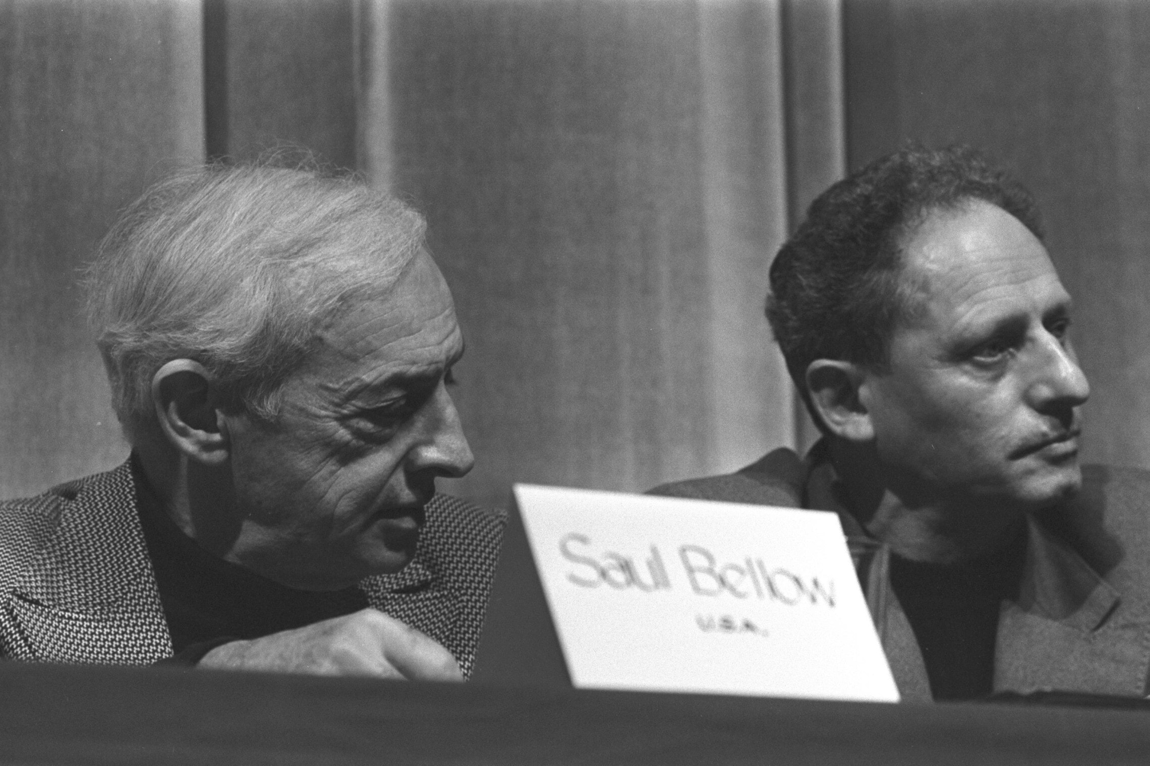 הסופר אהרן מגד לצד חתן פרס נובל סול בלו, 1974 (צילום: משה מילנר/לע&quot;מ)