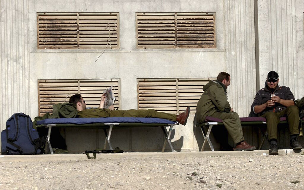 חייל קורא שטח בשטח הכינוס לפני הכניסה לרצועת עזה (צילום: אדי ישראל/פלאש90)