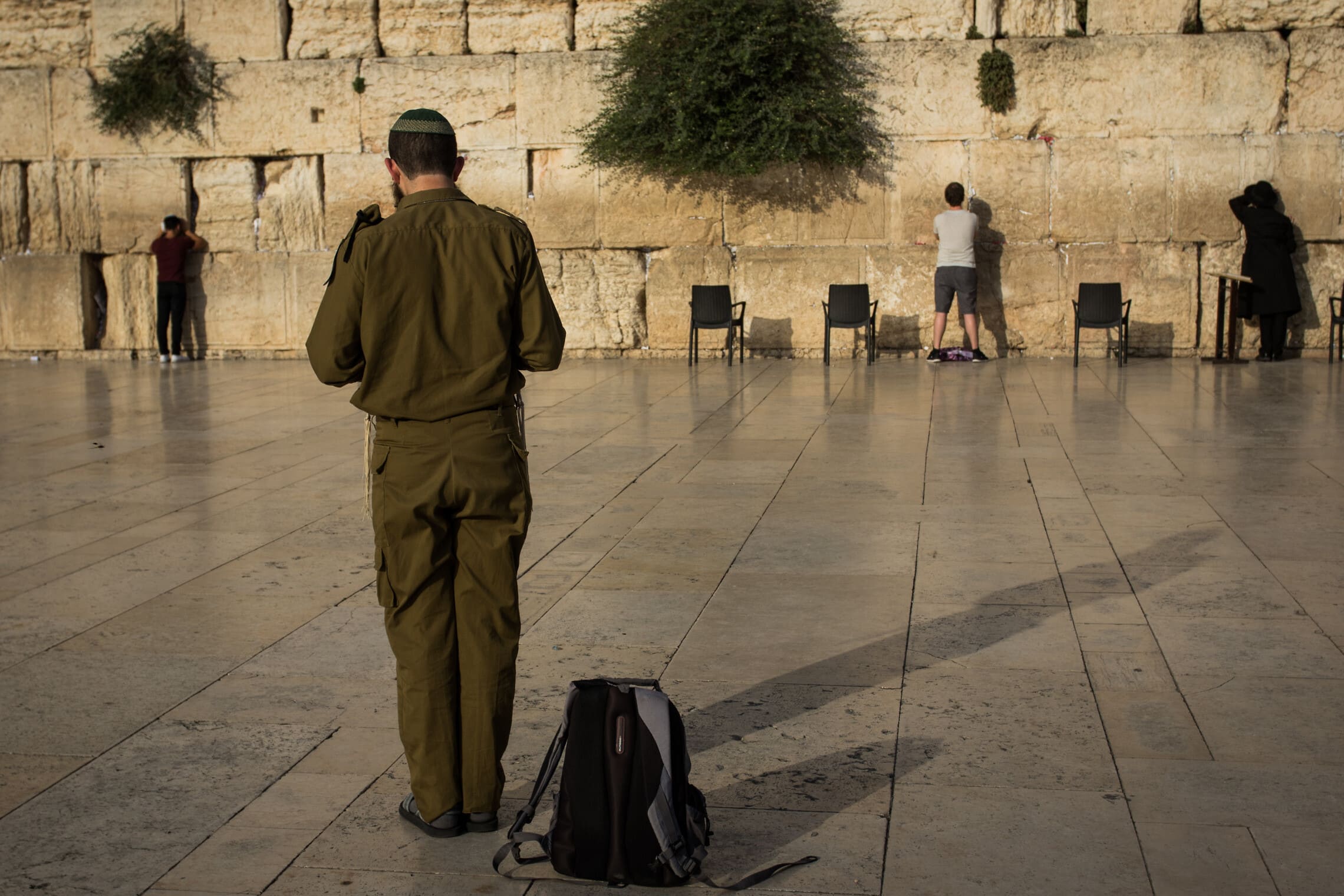 אילוסטרציה: חייל דתי מתפלל בכותל המערבי בירושלים, 14 ביוני 2016 (צילום: Zack Wajsgras/Flash90)