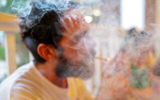 אילוסטרציה: מעשן קנאביס. למצולם אין קשר לכתבה (צילום: מיכאל גלעדי/פלאש90)