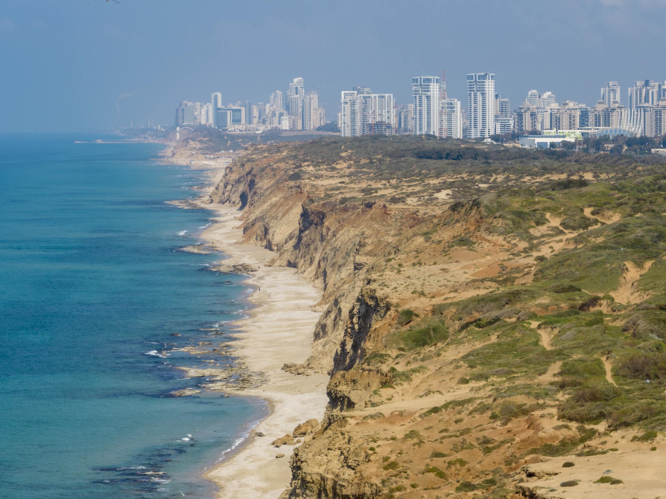 מבט אווירי על חוף געש (צילום: מתניה טאוסיג/פלאש90)