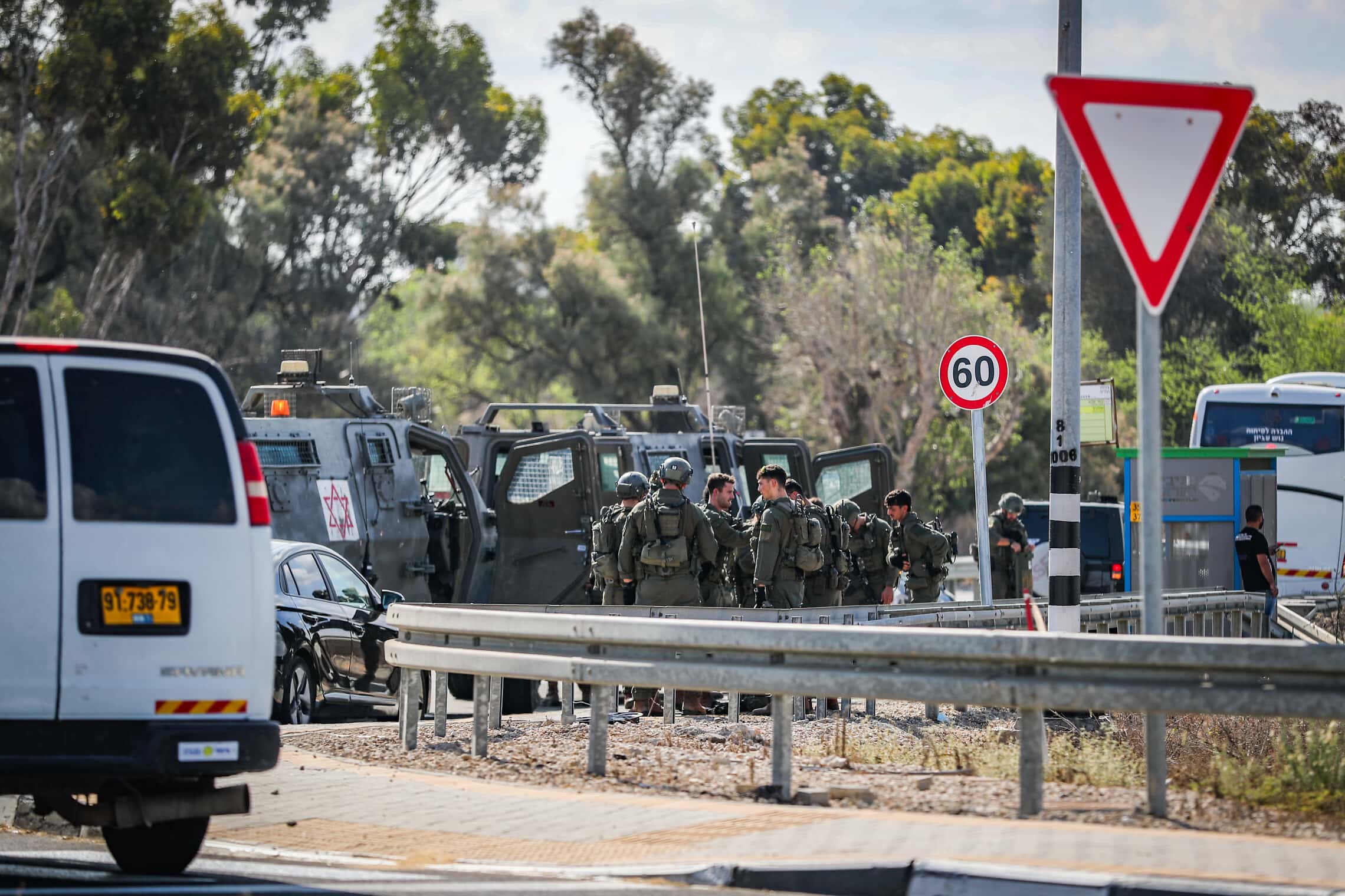 כוחות צבא ומשטרה נאספים בכביש 232 בשבעה באוקטובר 2023 (צילום: Jamal Awad/Flash90)