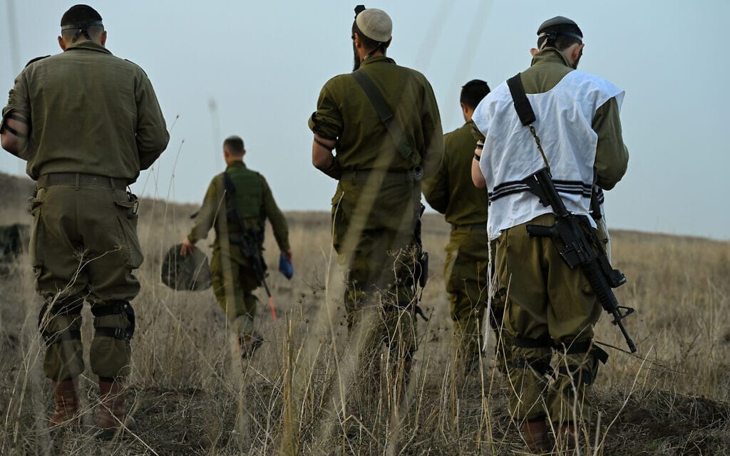 אילוסטרציה: חיילים דתיים מתפללים ברמת הגולן, 29 באוקטובר 2023 (צילום: מיכאל גלעדי/פלאש90) אילוסטרציה: חיילים דתיים מתפללים ברמת הגולן, 29 באוקטובר 2023 (צילום: מיכאל גלעדי/פלאש90)