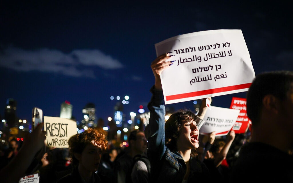 אנשים מפגינים בעד ונגד המלחמה בעזה בתל אביב,18 בנובמבר 2023 (צילום: דור פזואלו/פלאש90)