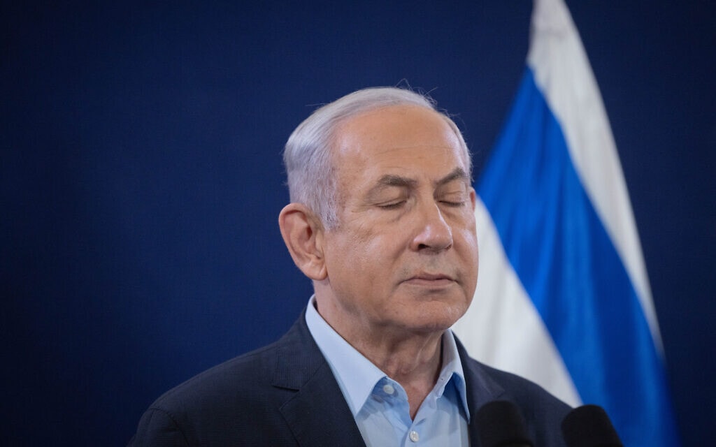 ראש הממשלה בנימין נתניהו במסיבת עיתונאים במשרד הביטחון בתל אביב, 22 בנובמבר 2023 (צילום: חיים גולדברג/פלאש90)